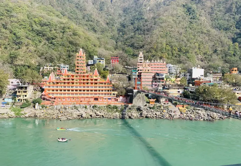 Temples and the suspension bridge over the turquoise Ganga
